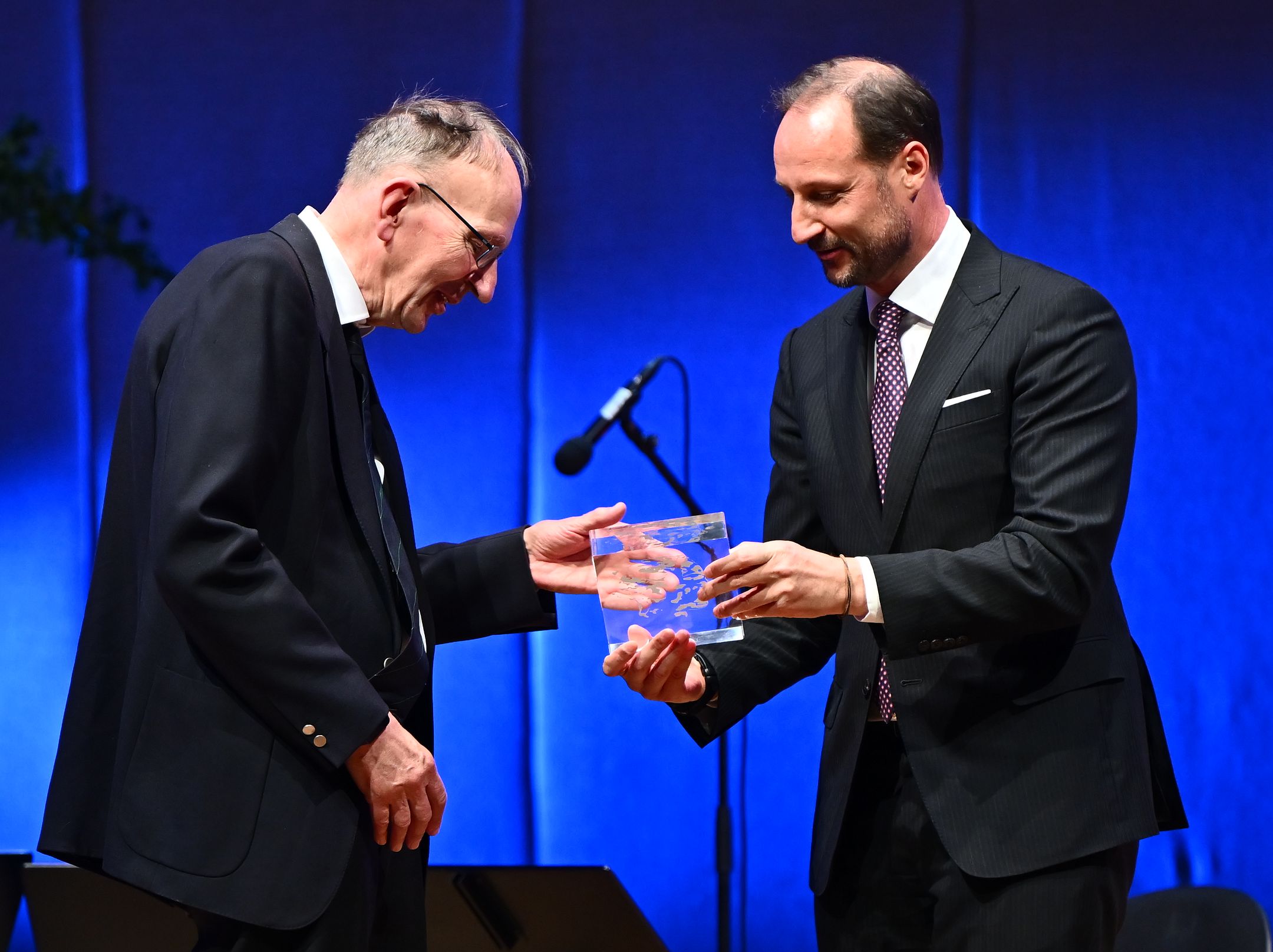 Kronprins Haakon delte ut Abelprisen 2026 til Gerd Faltings