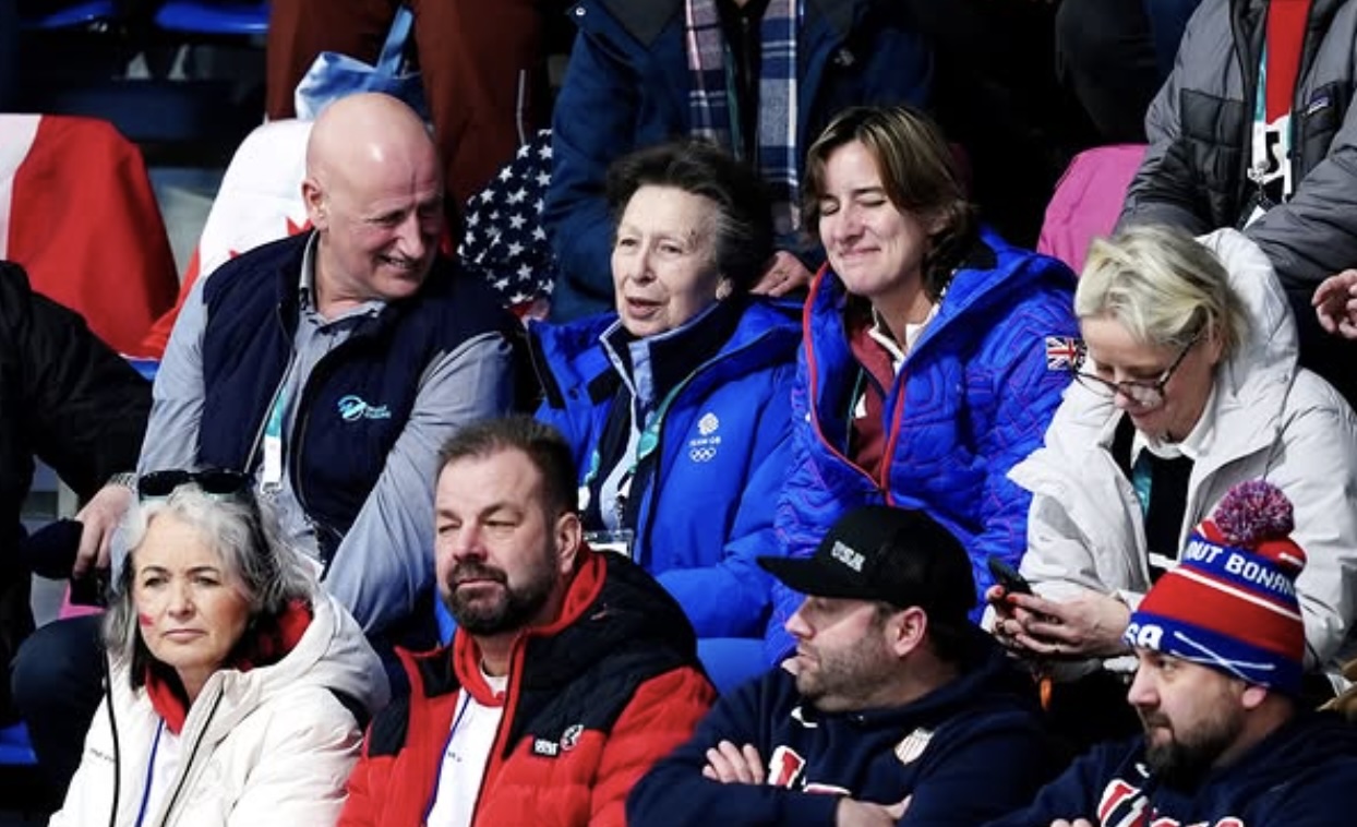 Prinsesse Anne følger curling under OL