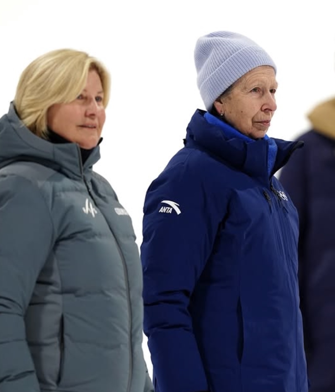 Prinsesse Anne deler ut medaljer i snowboard big air