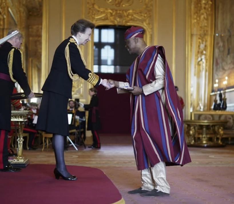 Prinsesse Anne overrekker en utmerkelse