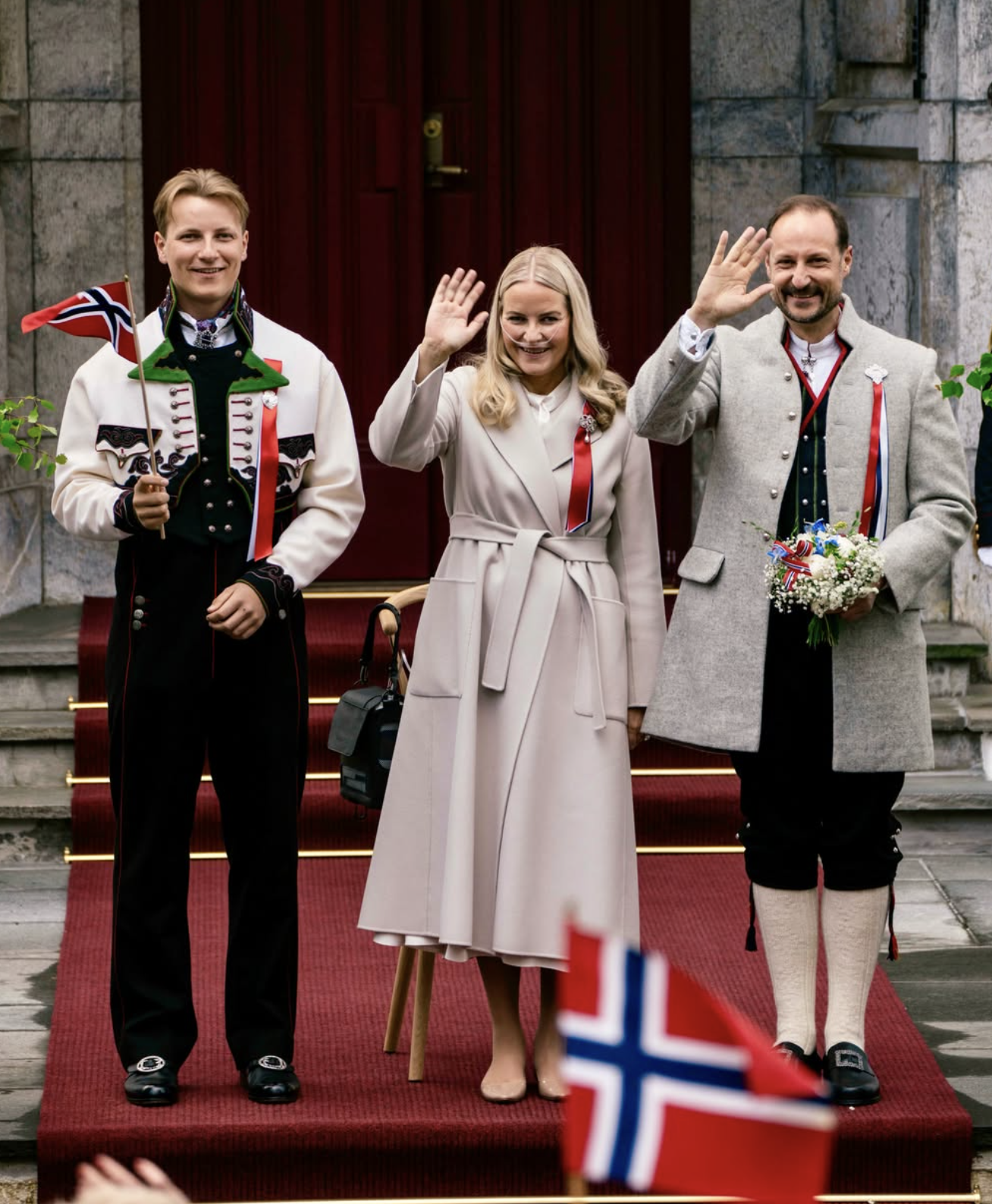 Kronprinsparet og prins Sverre Magnus hilste barnetoget på Skaugum