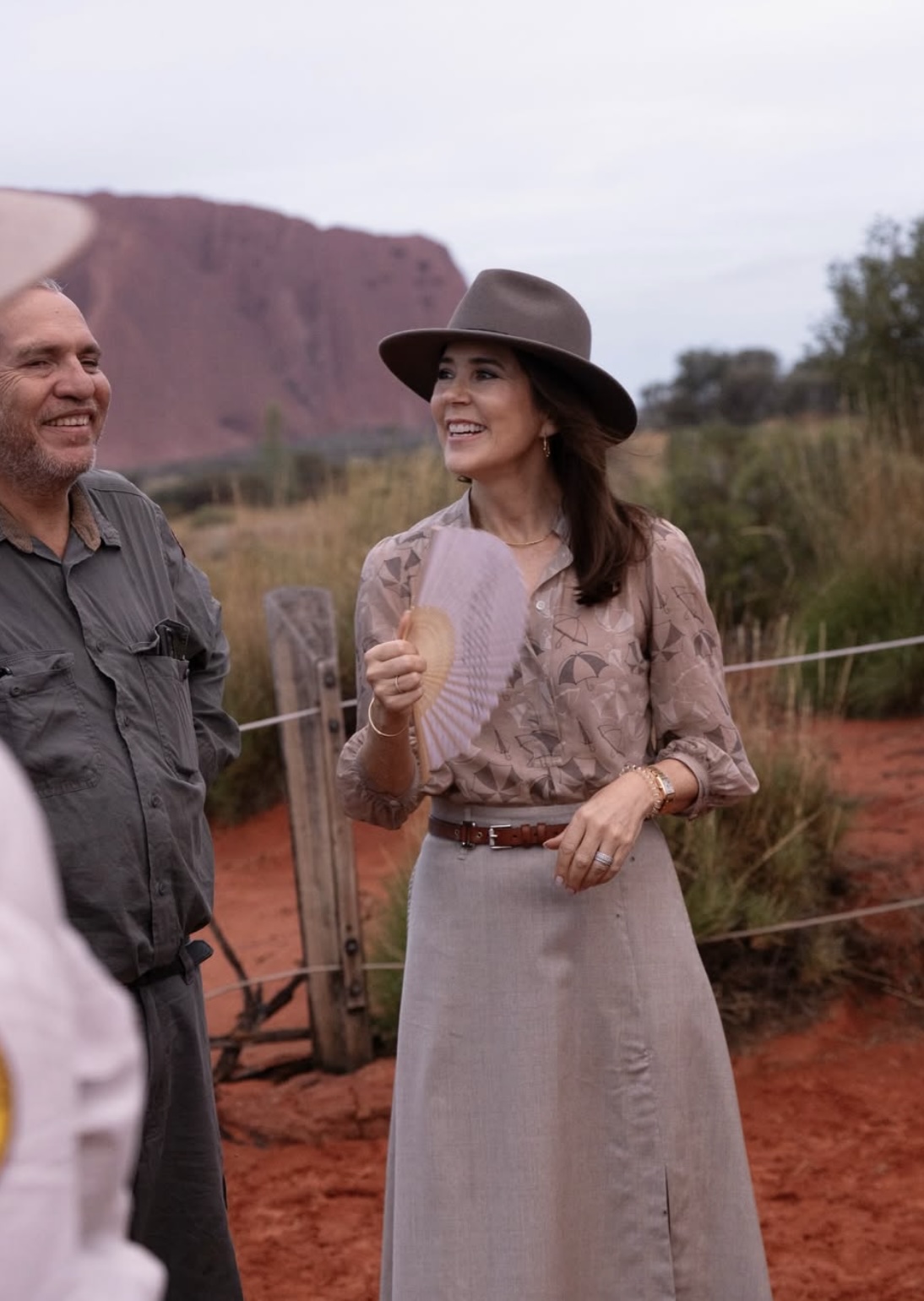 Dronning Mary med vifte foran Uluru