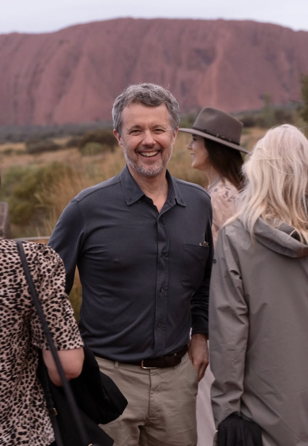 Kong Frederik ved solnedgang foran Uluru