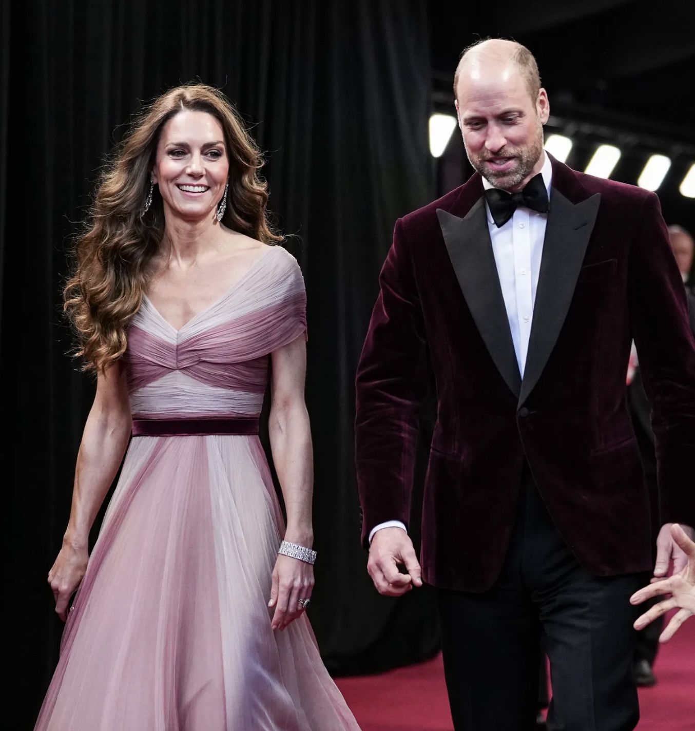 William og Kate går på den røde løperen