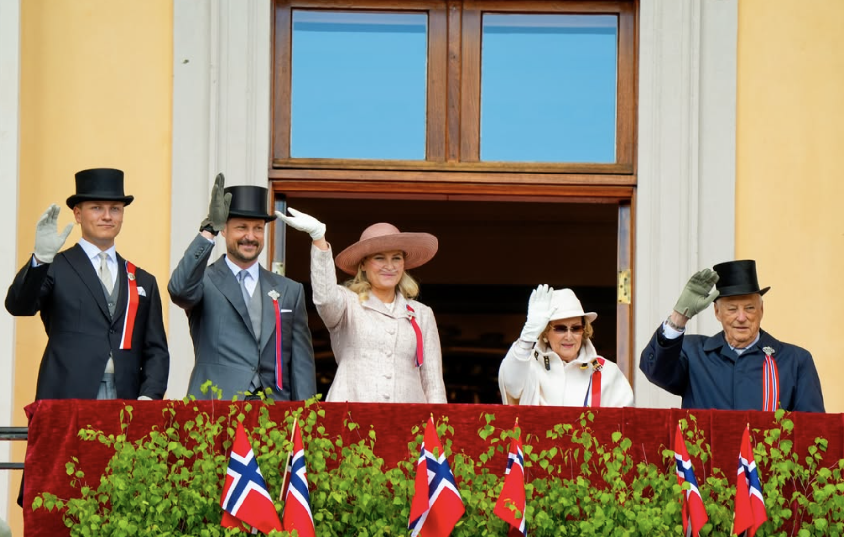 Kongefamilien hilste barnetoget fra slottsbalkongen