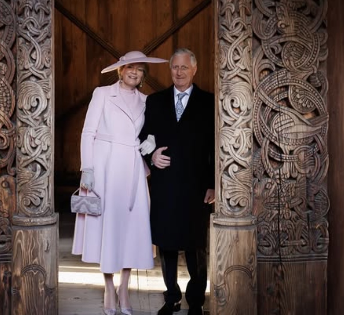 Kong Philippe og dronning Mathilde i døråpningen til Gol stavkirke