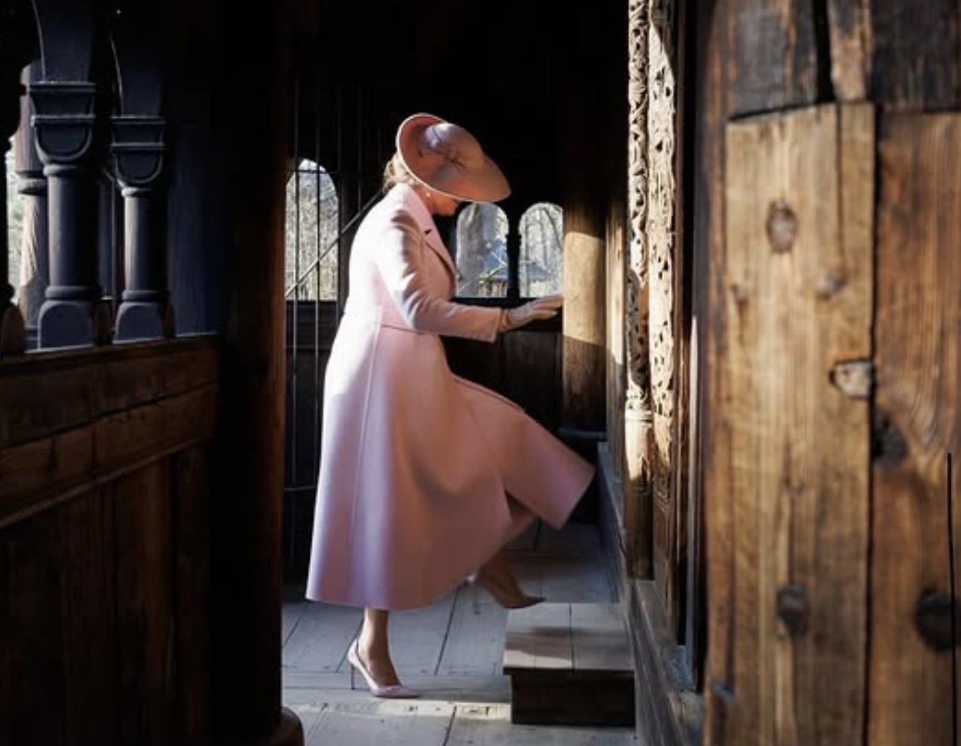 Dronning Mathilde inne i Gol stavkirke