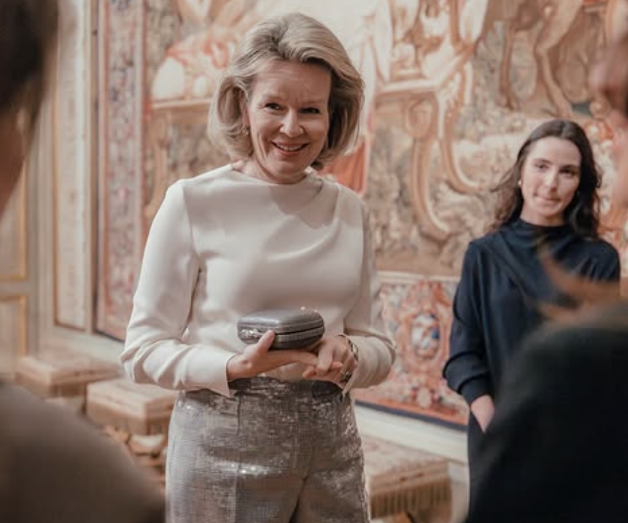 Dronning Mathilde i samtale med gjestene