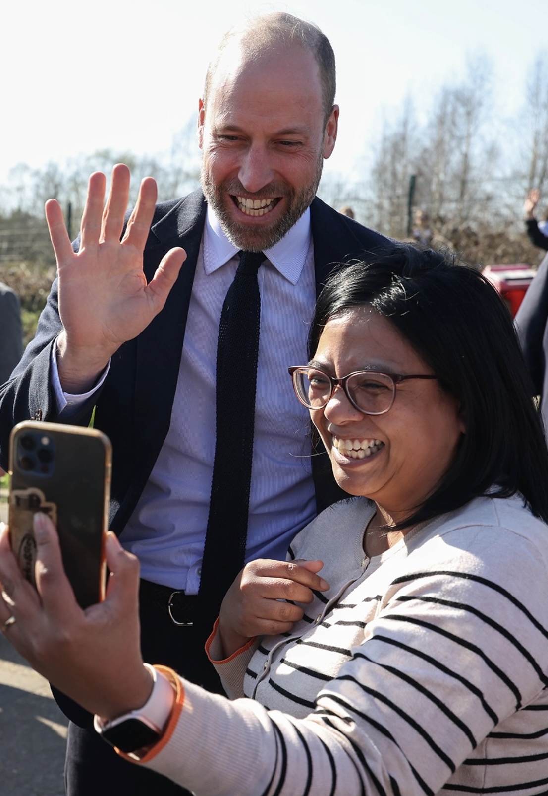 Prins William tar selfie med en kvinne