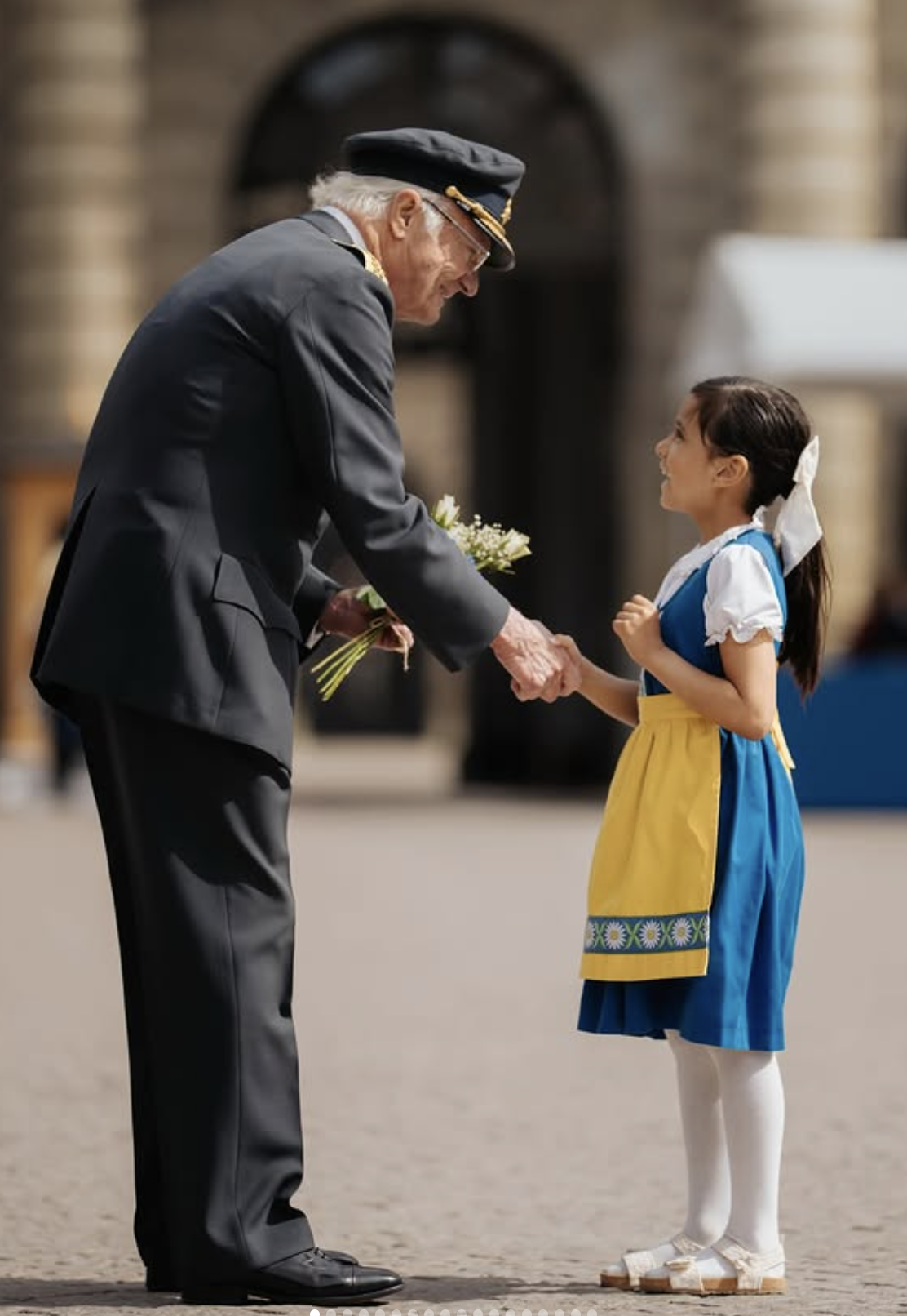 Kong Carl Gustaf tok imot folkets gratulasjoner på 80-årsdagen