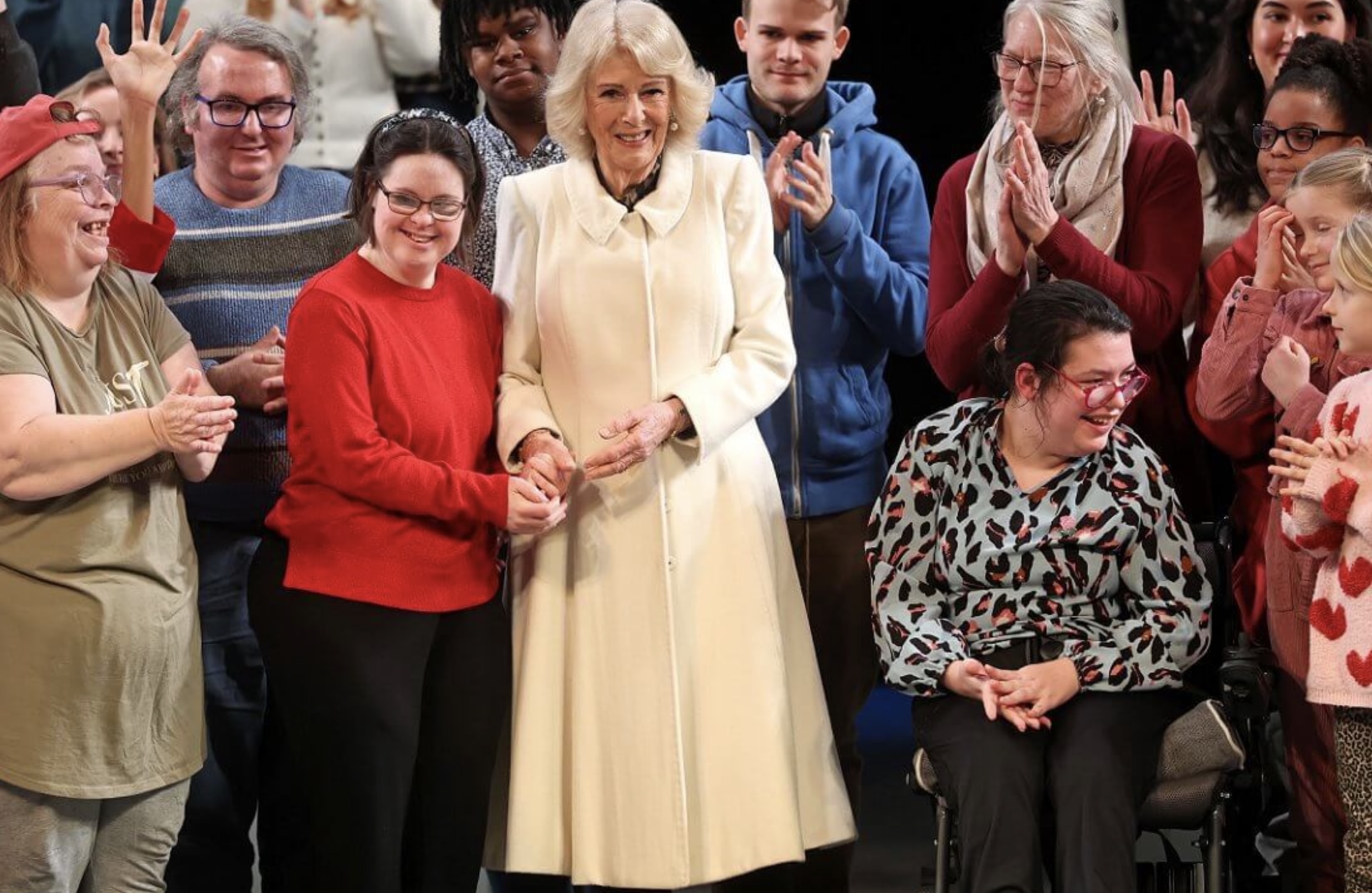 Dronning Camilla sammen med deltakerne i teaterproduksjonen