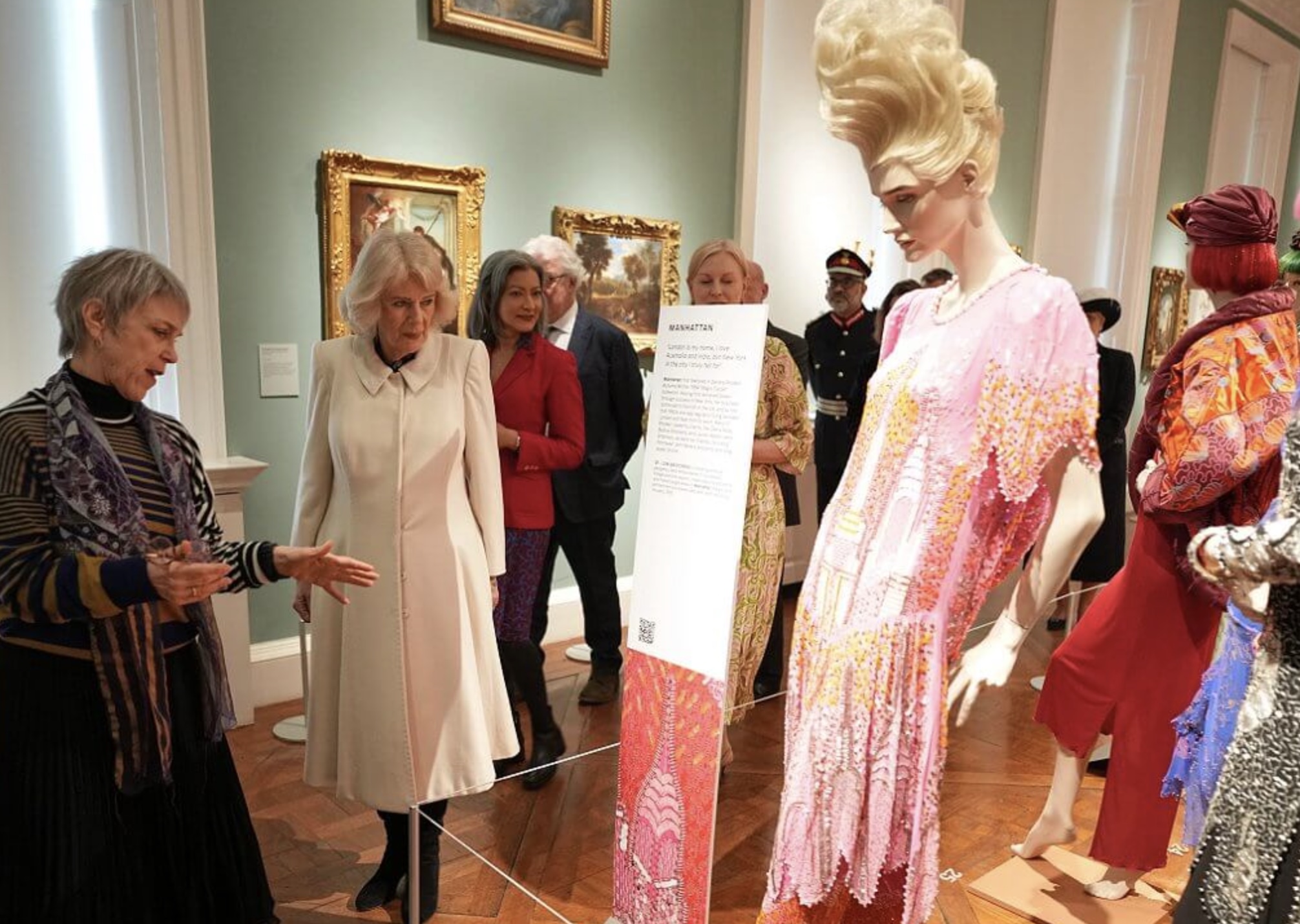 Dronning Camilla ser på utstillingen på Holburne Museum