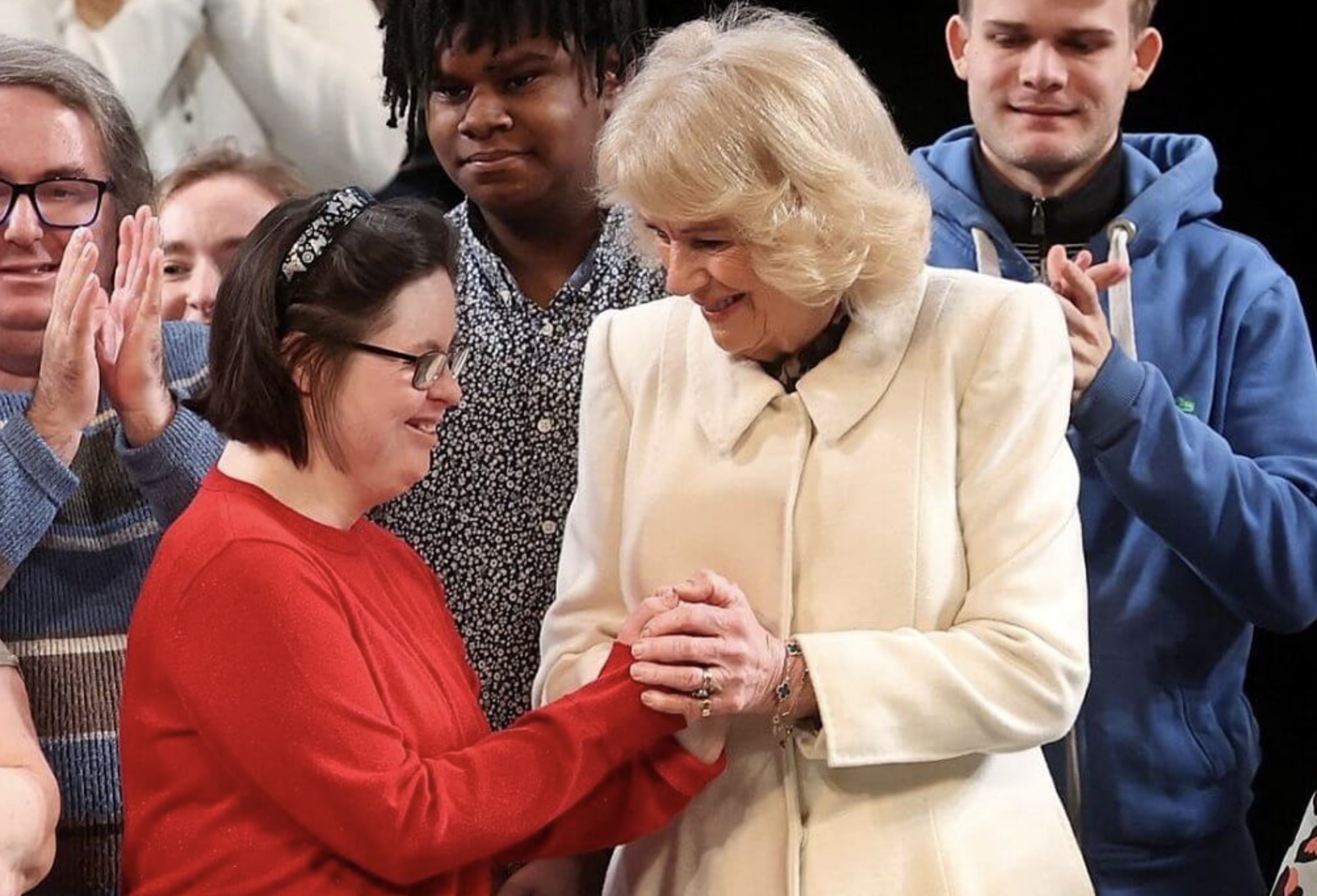 Dronning Camilla hilser på en av deltakerne