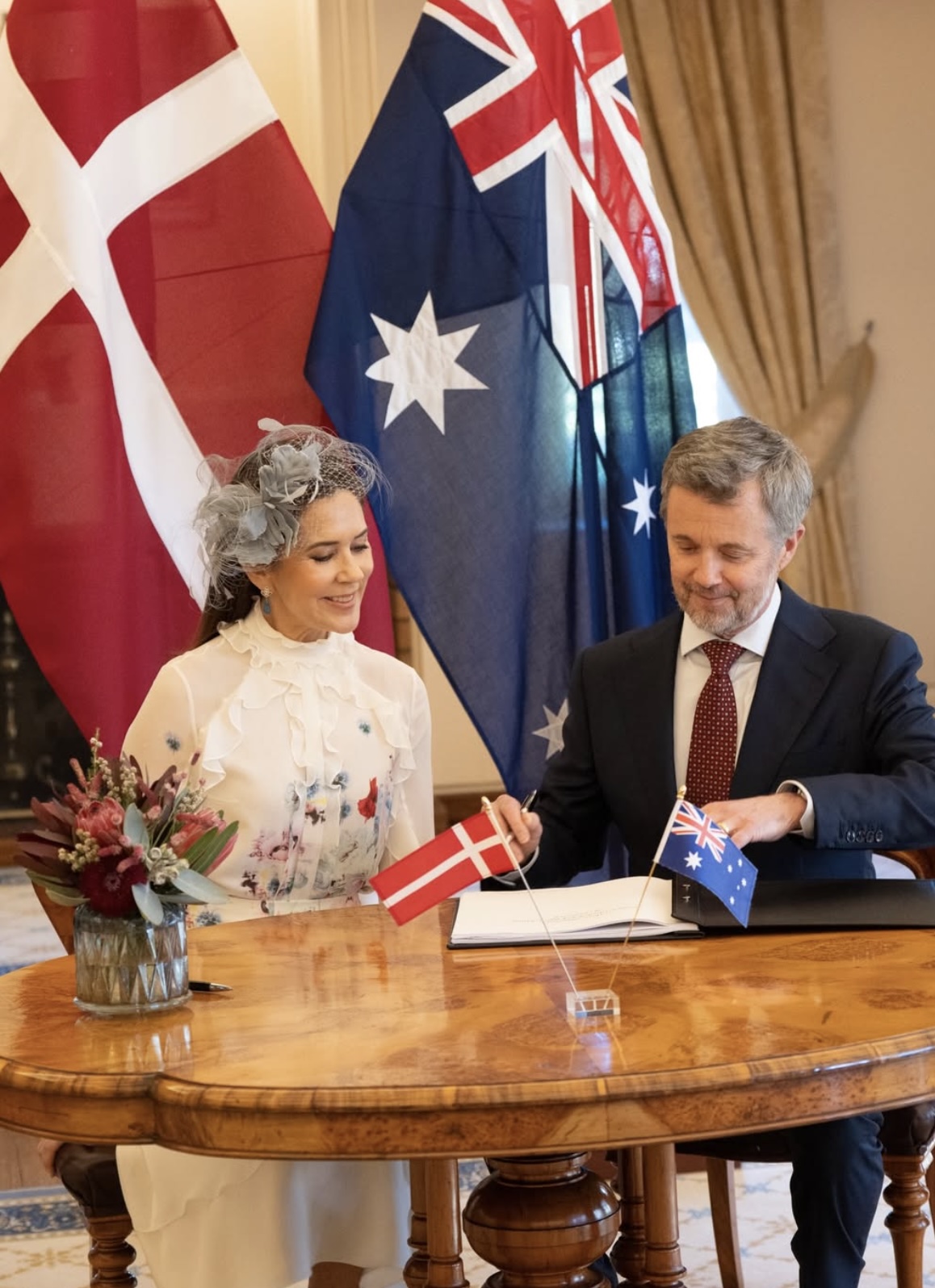 Kongeparet signerer gjesteboken