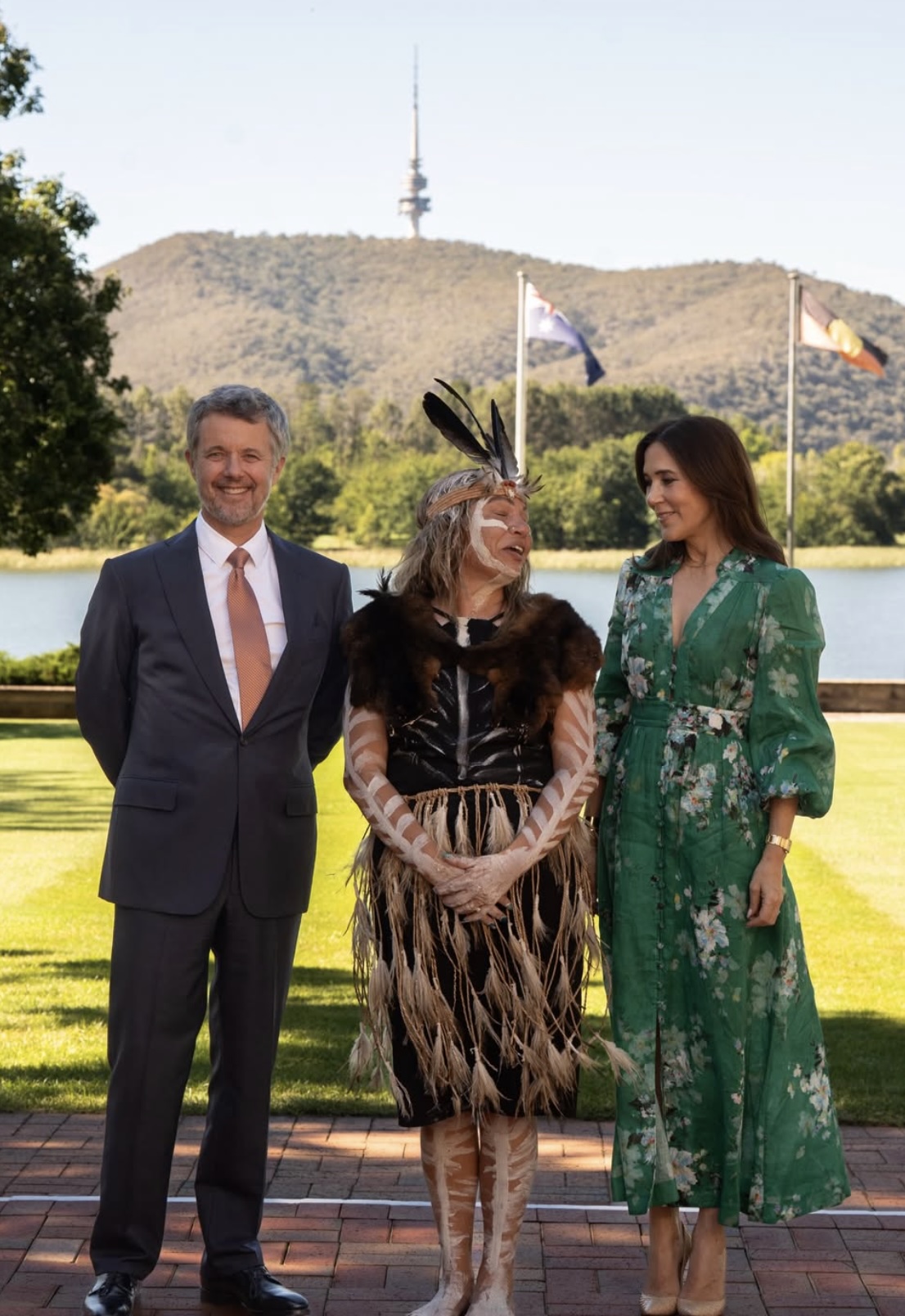 Kongeparet med urfolksrepresentant ved Lake Burley Griffin