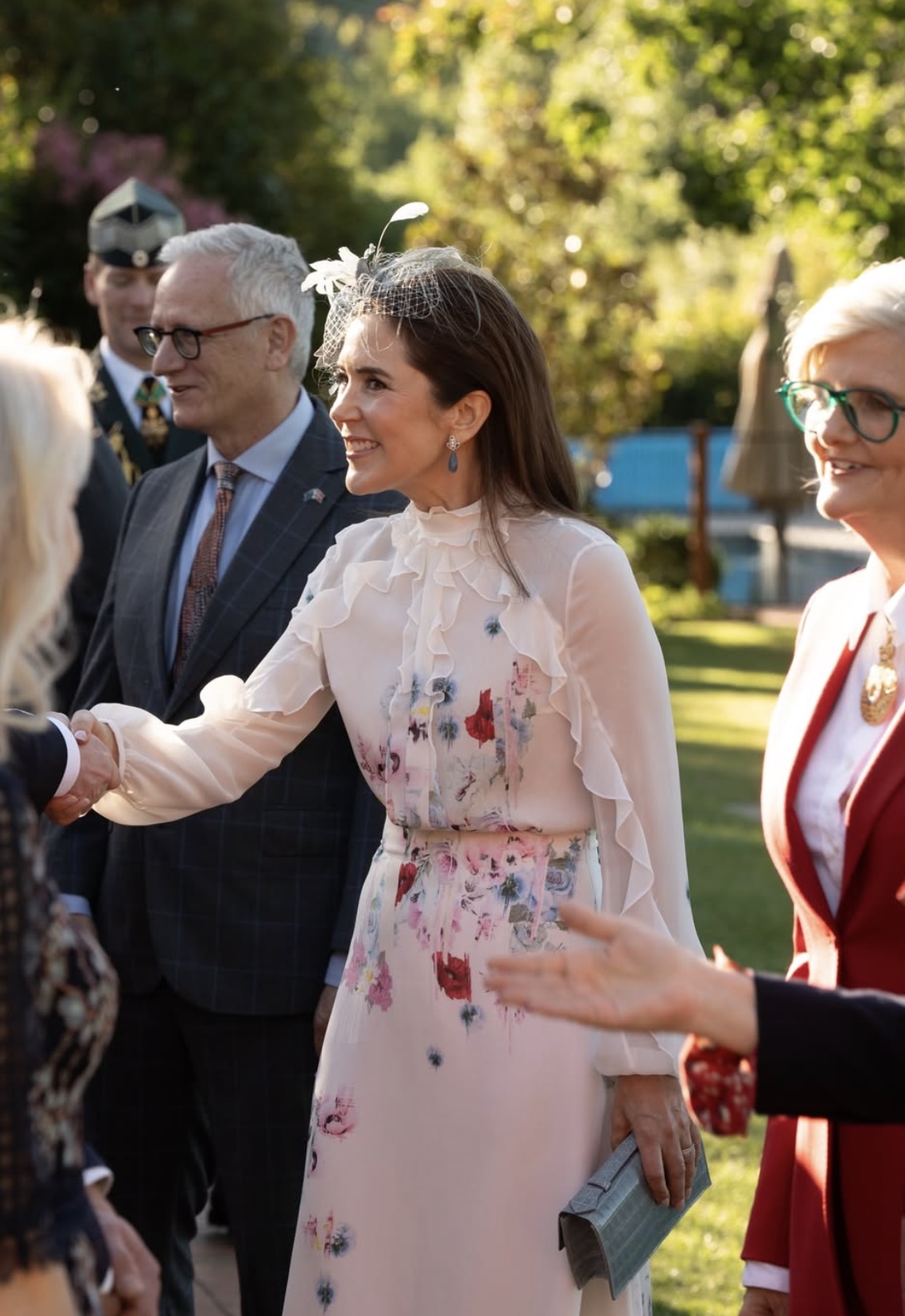Dronning Mary hilser på gjester