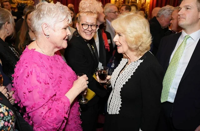 Dronning Camilla i samtale med gjester