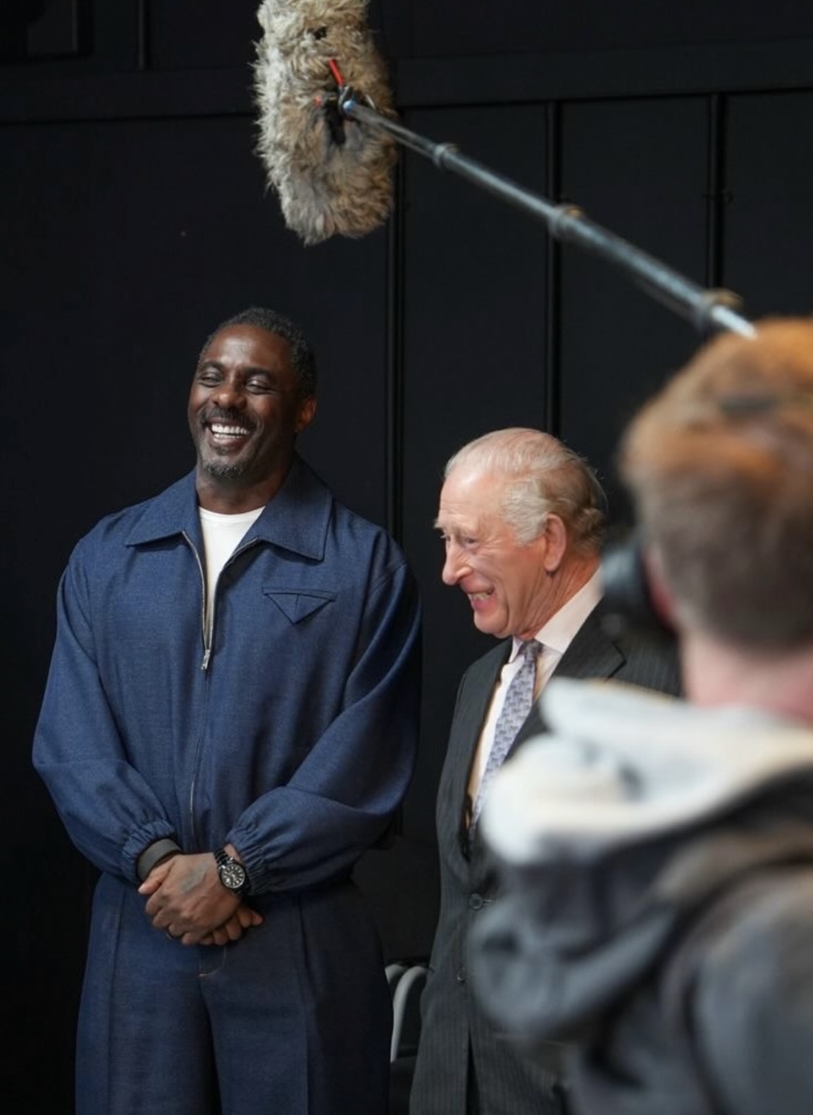 Kong Charles og dronning Camilla besøkte college med Idris Elba
