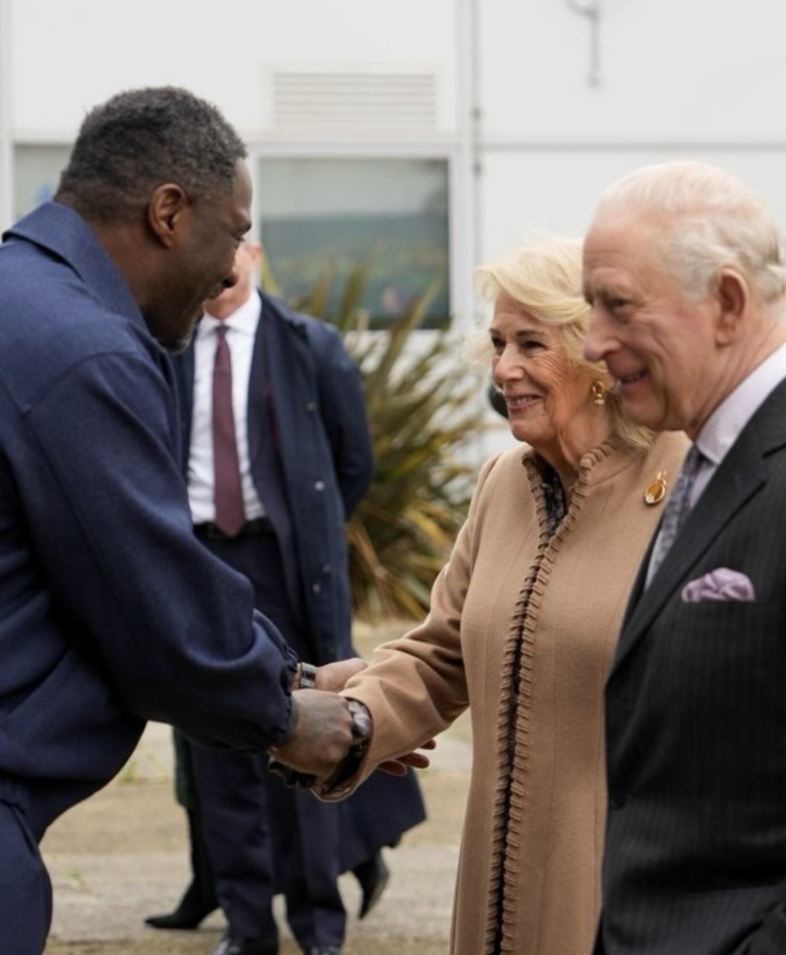 Idris Elba hilser på dronning Camilla og kong Charles