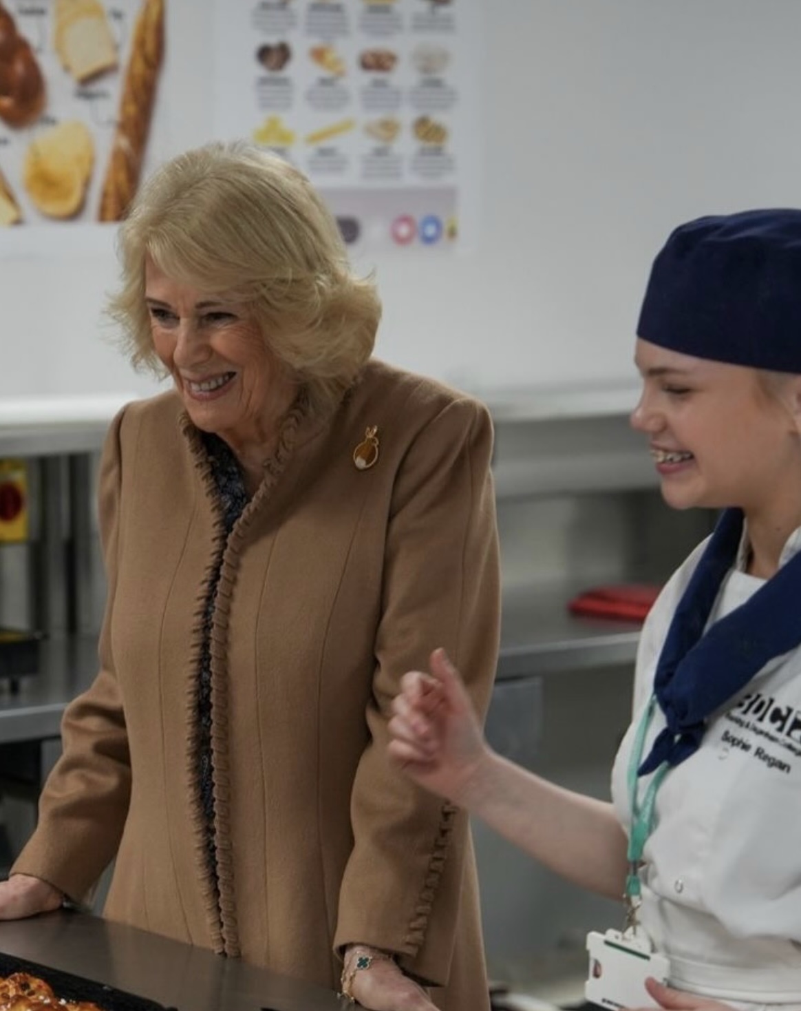 Dronning Camilla med en kokkelev