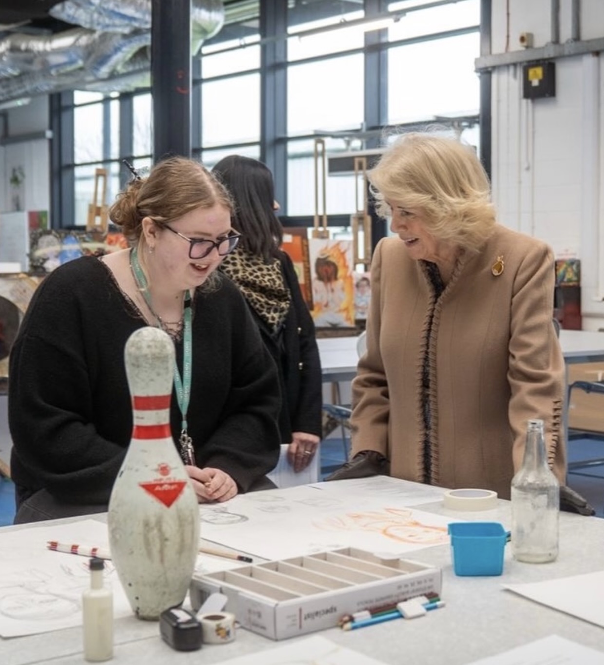 Dronning Camilla i kunstverkstedet