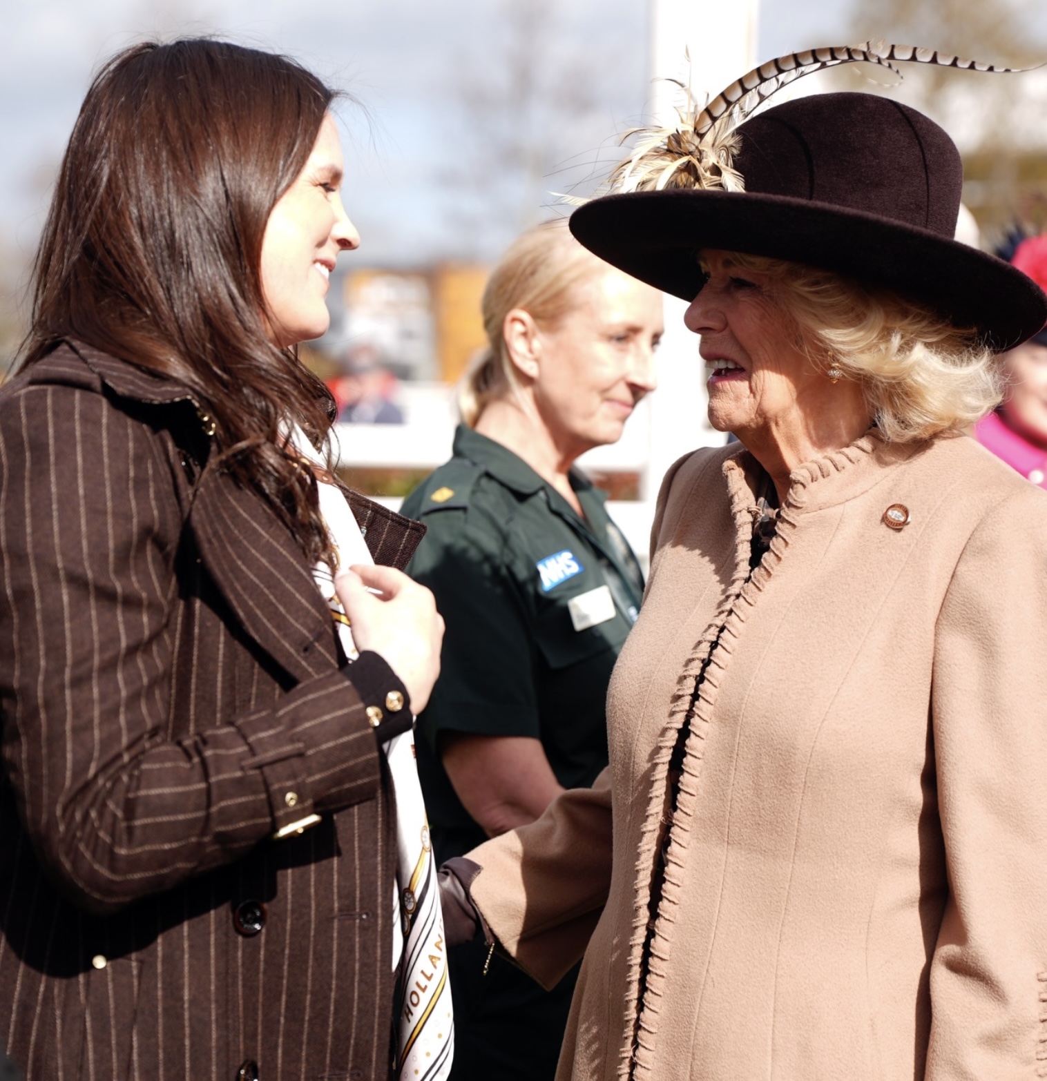 Dronning Camilla i samtale med Rachael Blackmore