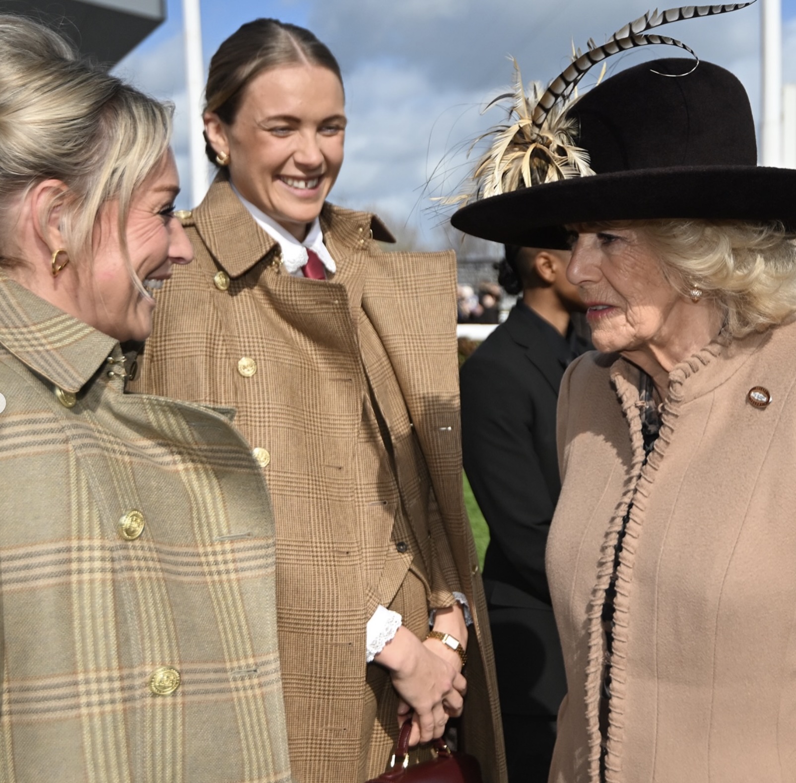 Dronning Camilla med Natasha Hunt og Zoe Aldcroft