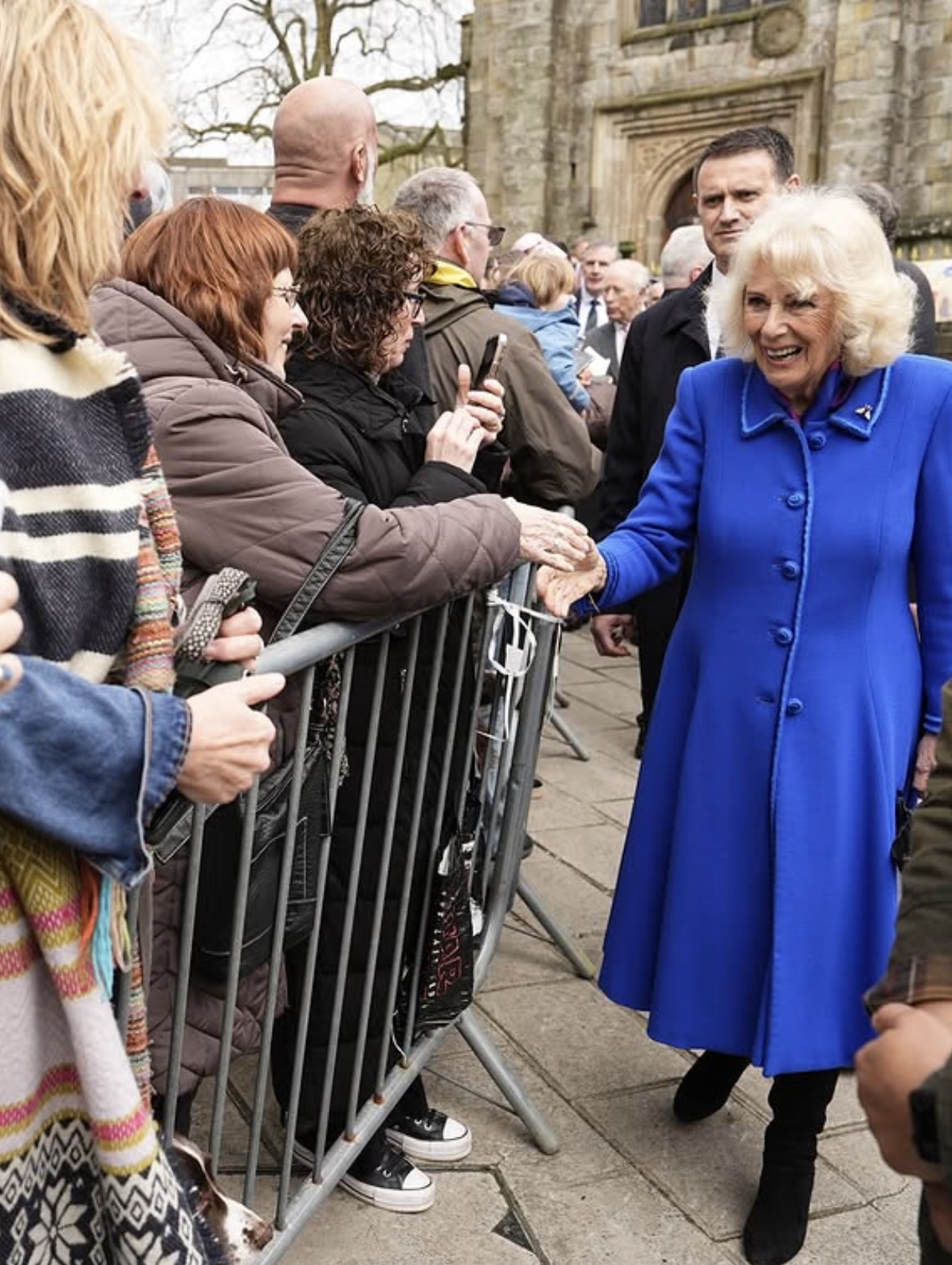 Dronning Camilla hilser på fremmøtte