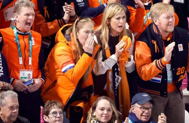 Kongefamilien applauderer fra tribunen