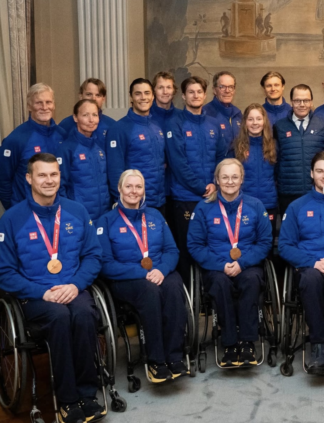 Gruppebilde med det svenske paralympiske laget og prins Daniel