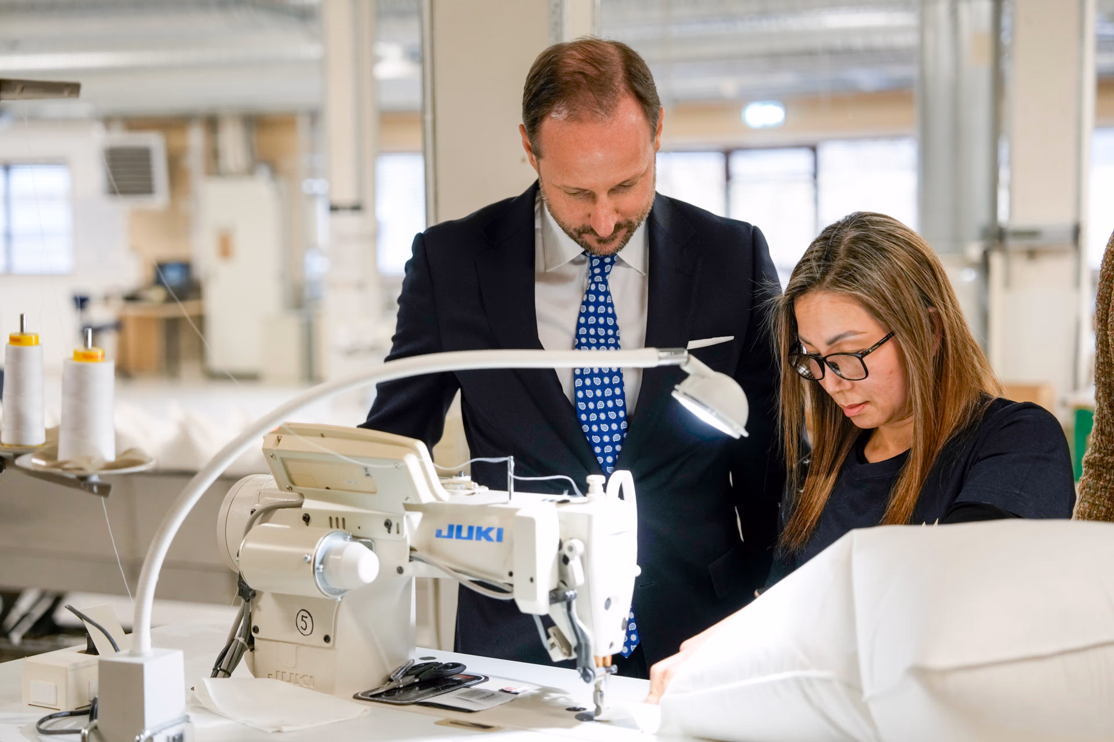 Kronprins Haakon besøkte Norsk Dun på Mysen