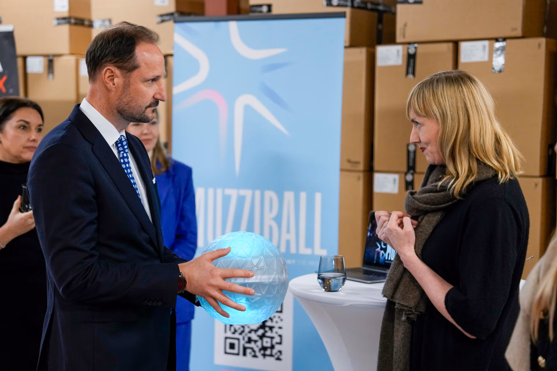 Kronprins Haakon prøver seg i produksjonen hos Norsk Dun