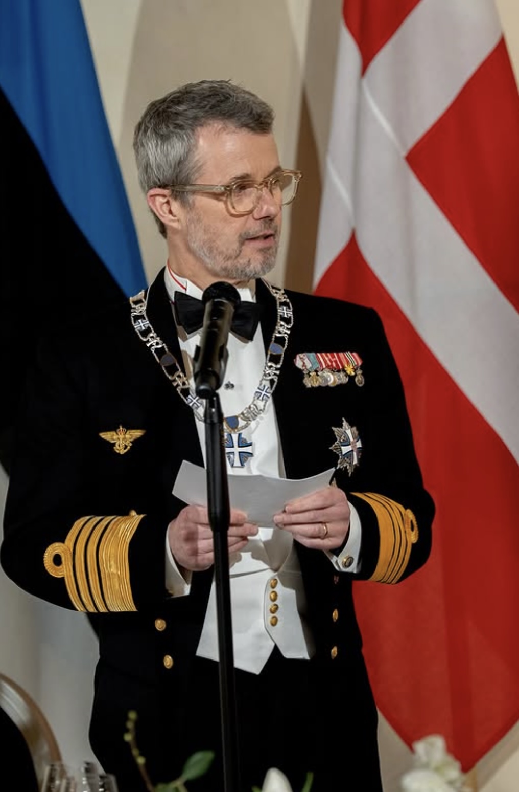 Kong Frederik holder tale