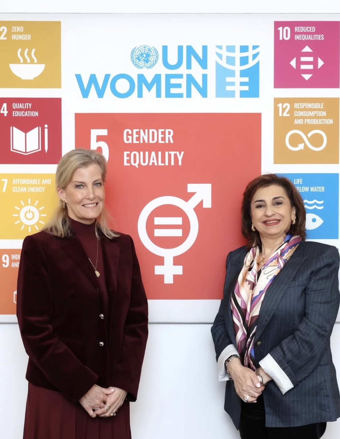 Hertuginnen foran UN Women-plakat