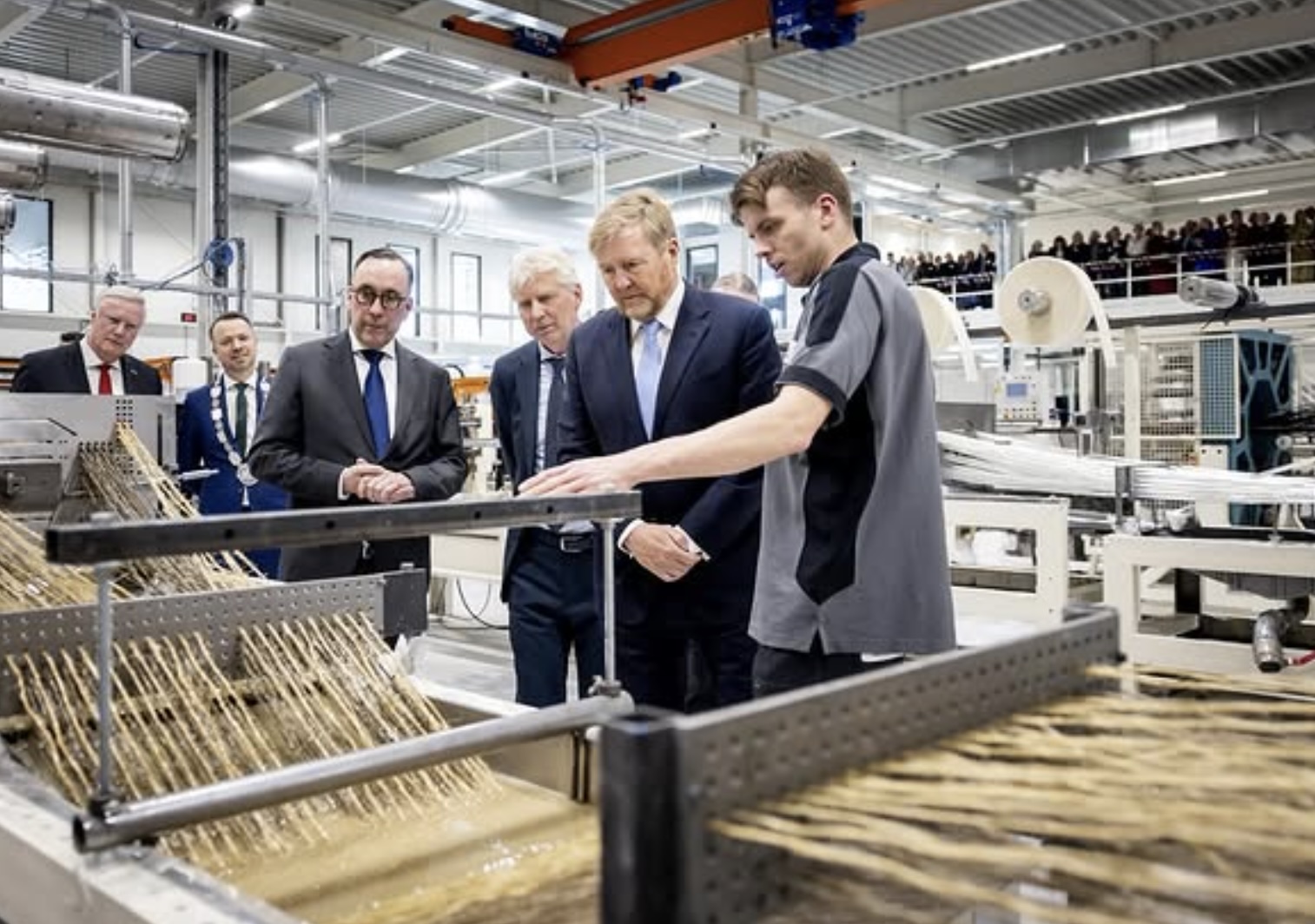 Kong Willem-Alexander får omvisning i fabrikkhallen