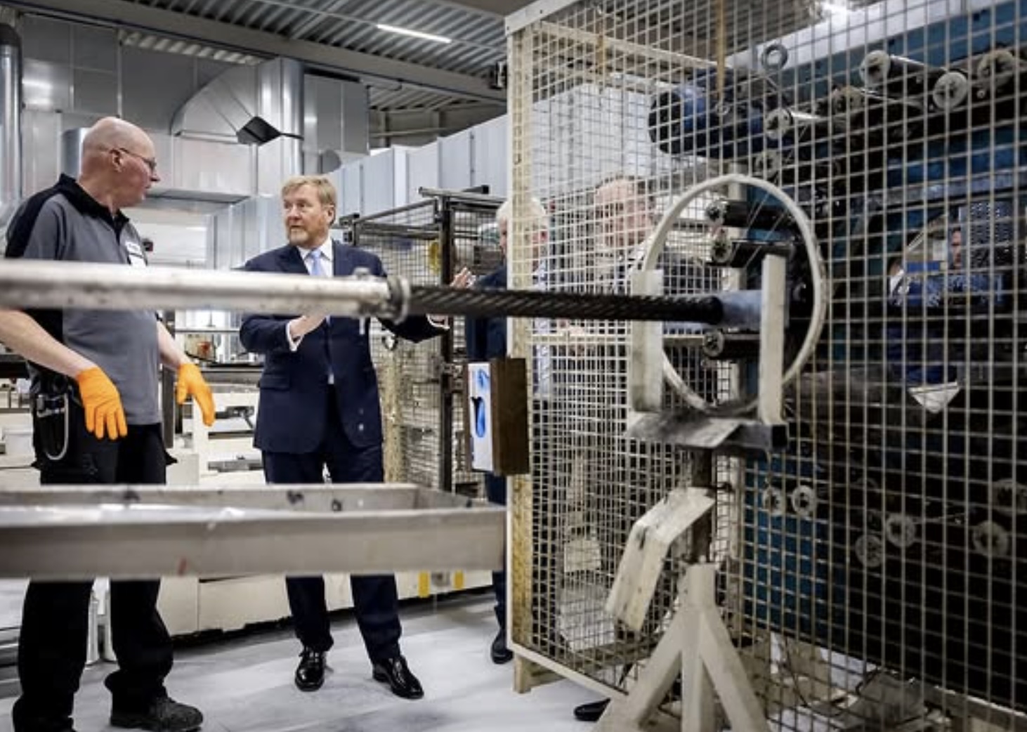 Kong Willem-Alexander i samtale med ansatt hos Prince Fibre