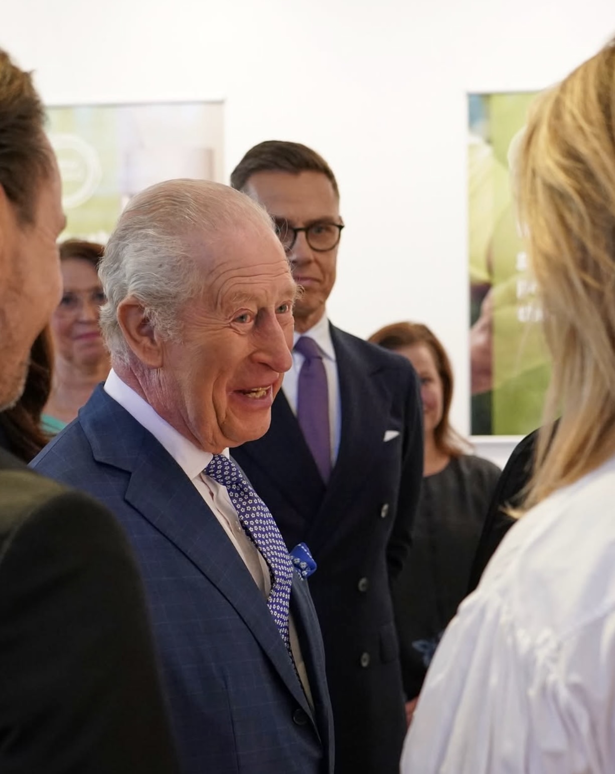 Kong Charles i samtale på utstillingen