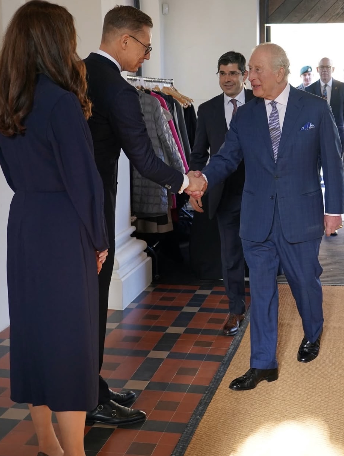 Kong Charles besøkte finsk treutstilling med Finlands president
