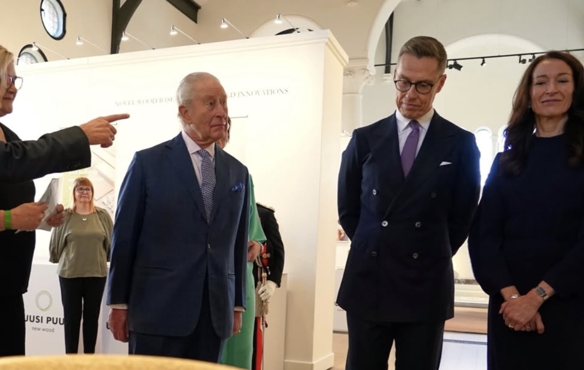 Kong Charles med Finlands president og førstedame på utstillingen
