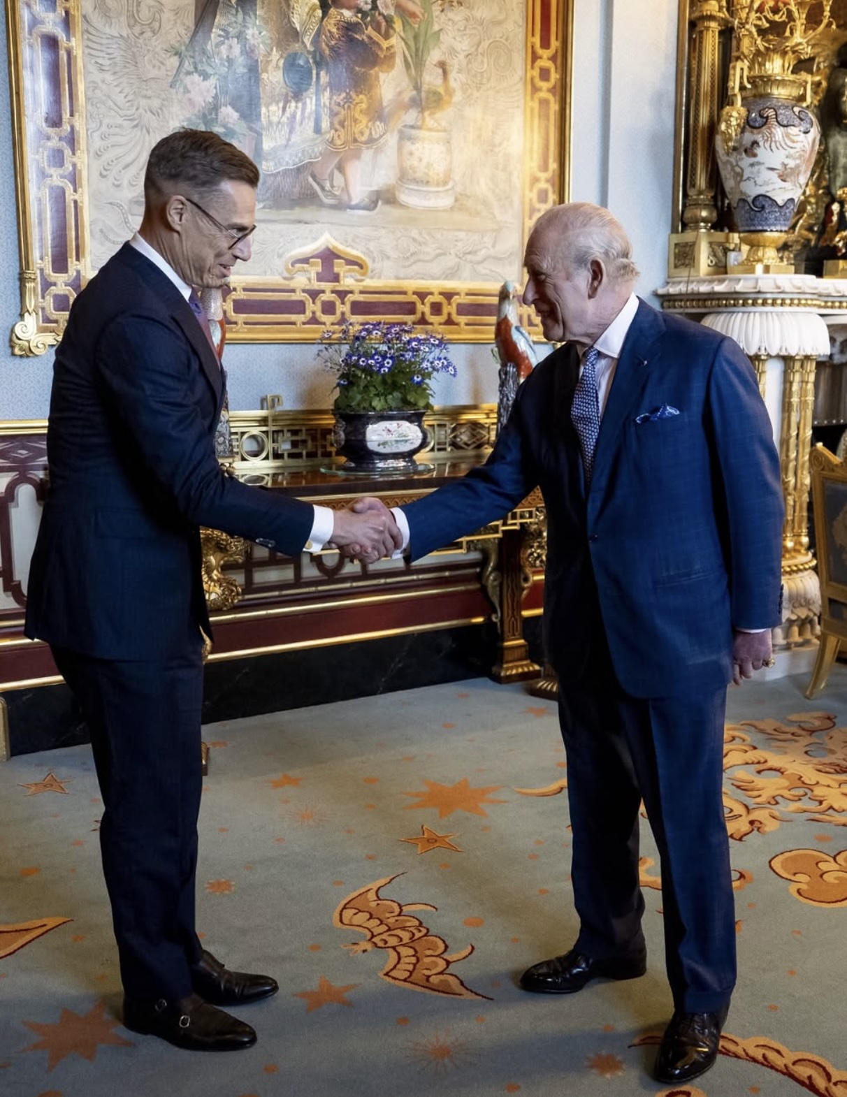 Kong Charles tar imot Finlands president på Buckingham Palace