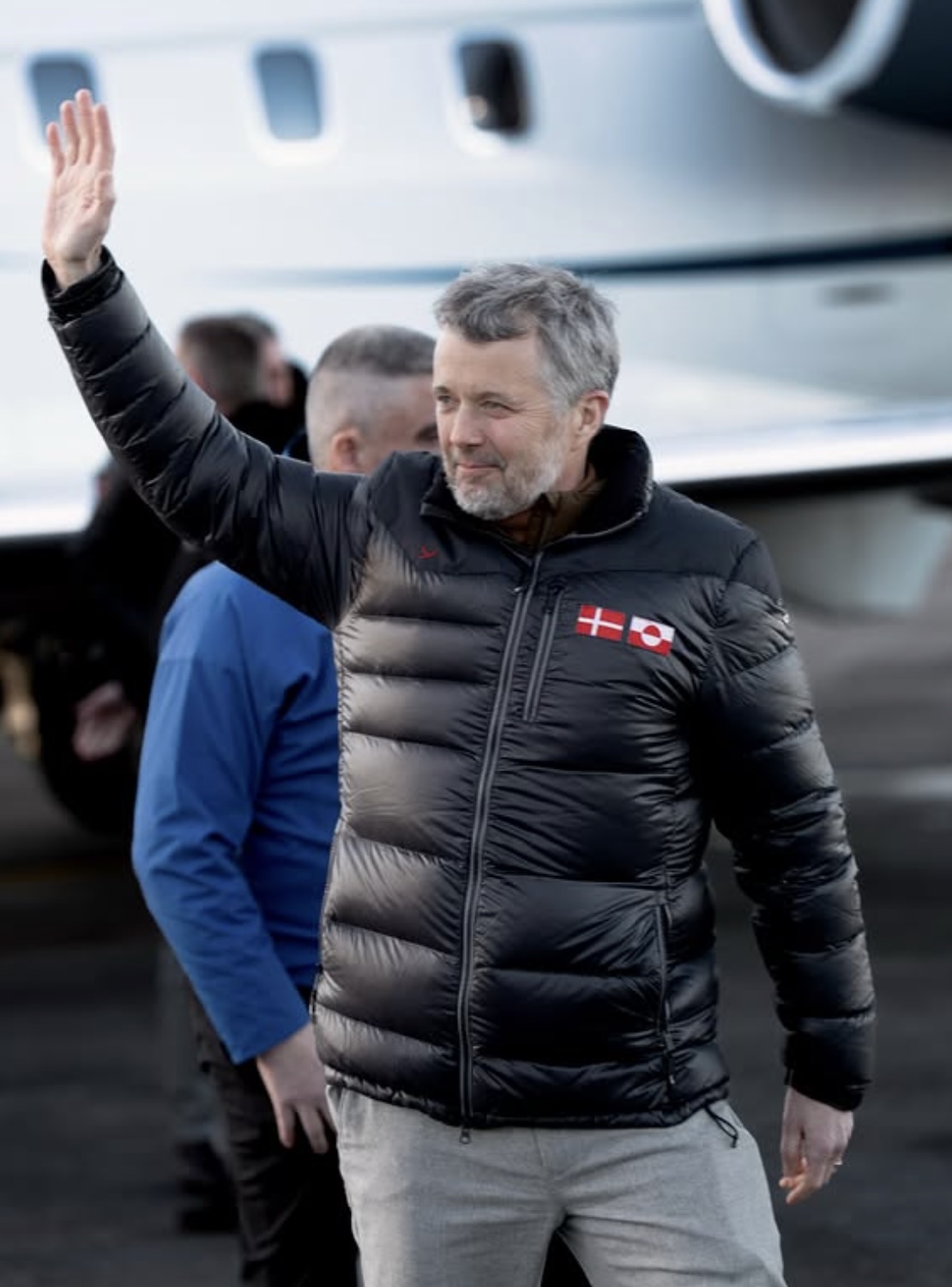 Kong Frederik vinker ved ankomst til Grønland