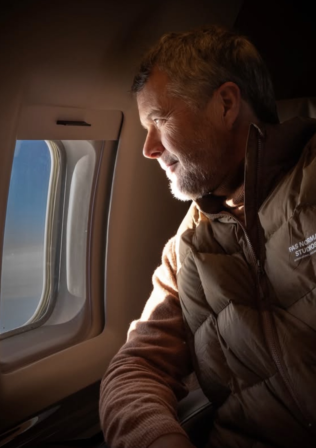 Kong Frederik ser ut av flyvinduet på vei til Grønland