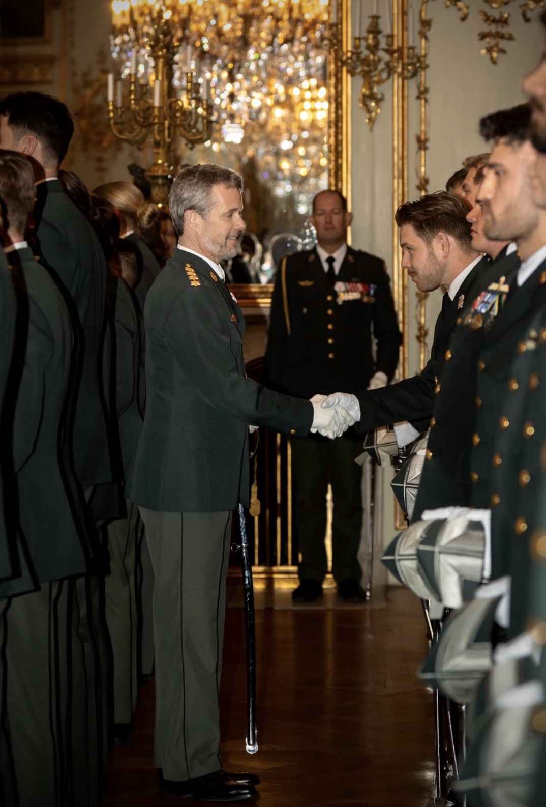 Kong Frederik gratulerer en ny offiser