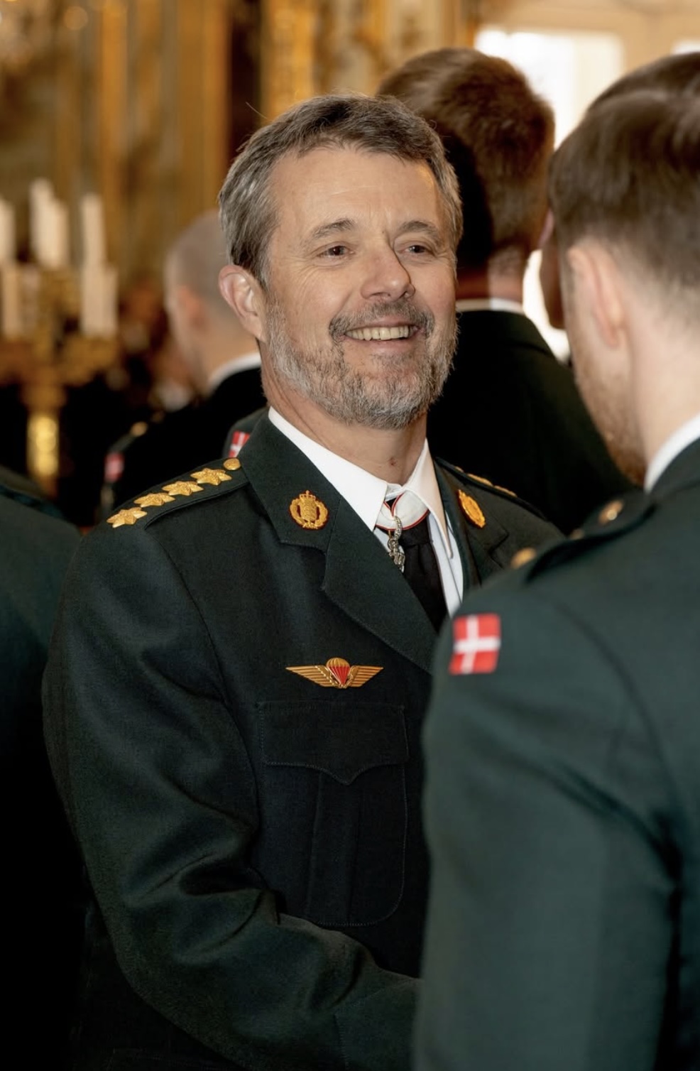 Kong Frederik overrekker Kongens Æressabel