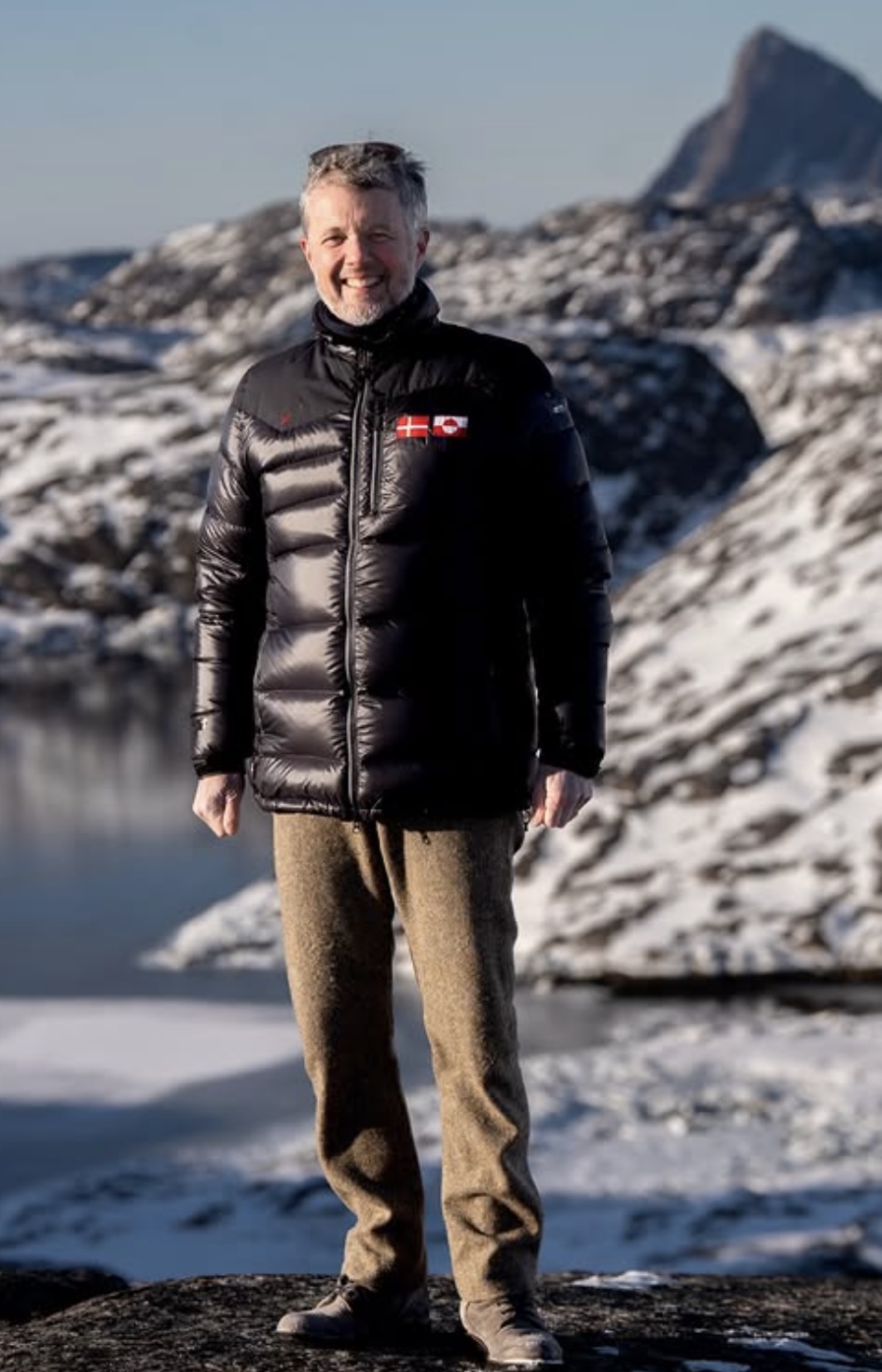 Kong Frederik foran fjelllandskap på Grønland