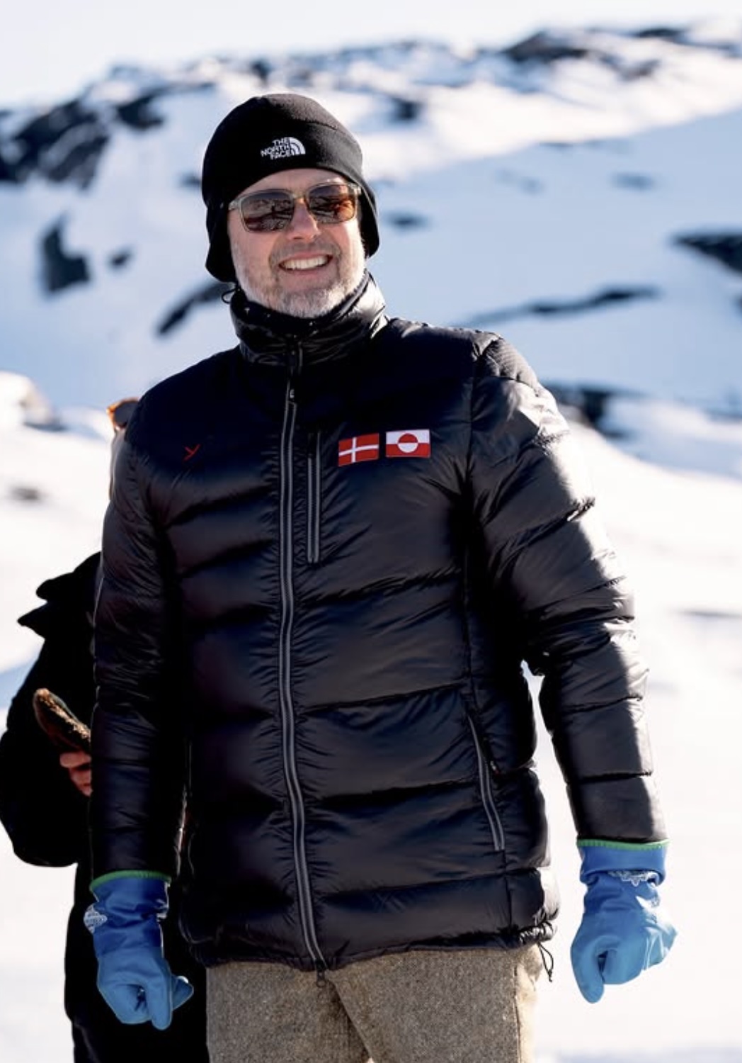 Kong Frederik i turklær ute i snølandskapet