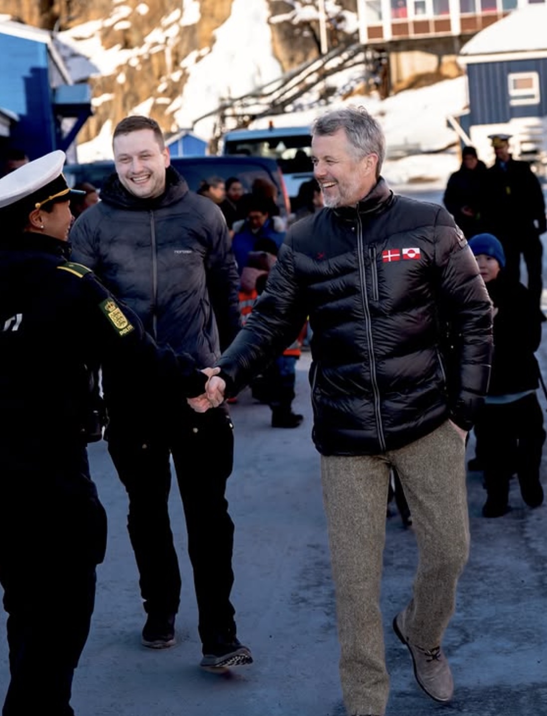 Kong Frederik hilser på folk i Maniitsoq