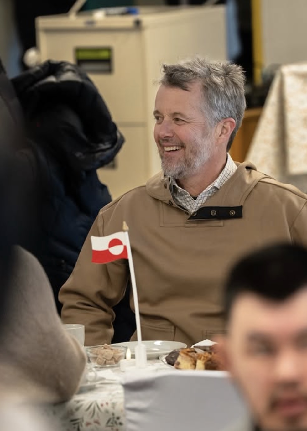 Kong Frederik ved kaffemik i forsamlingshuset