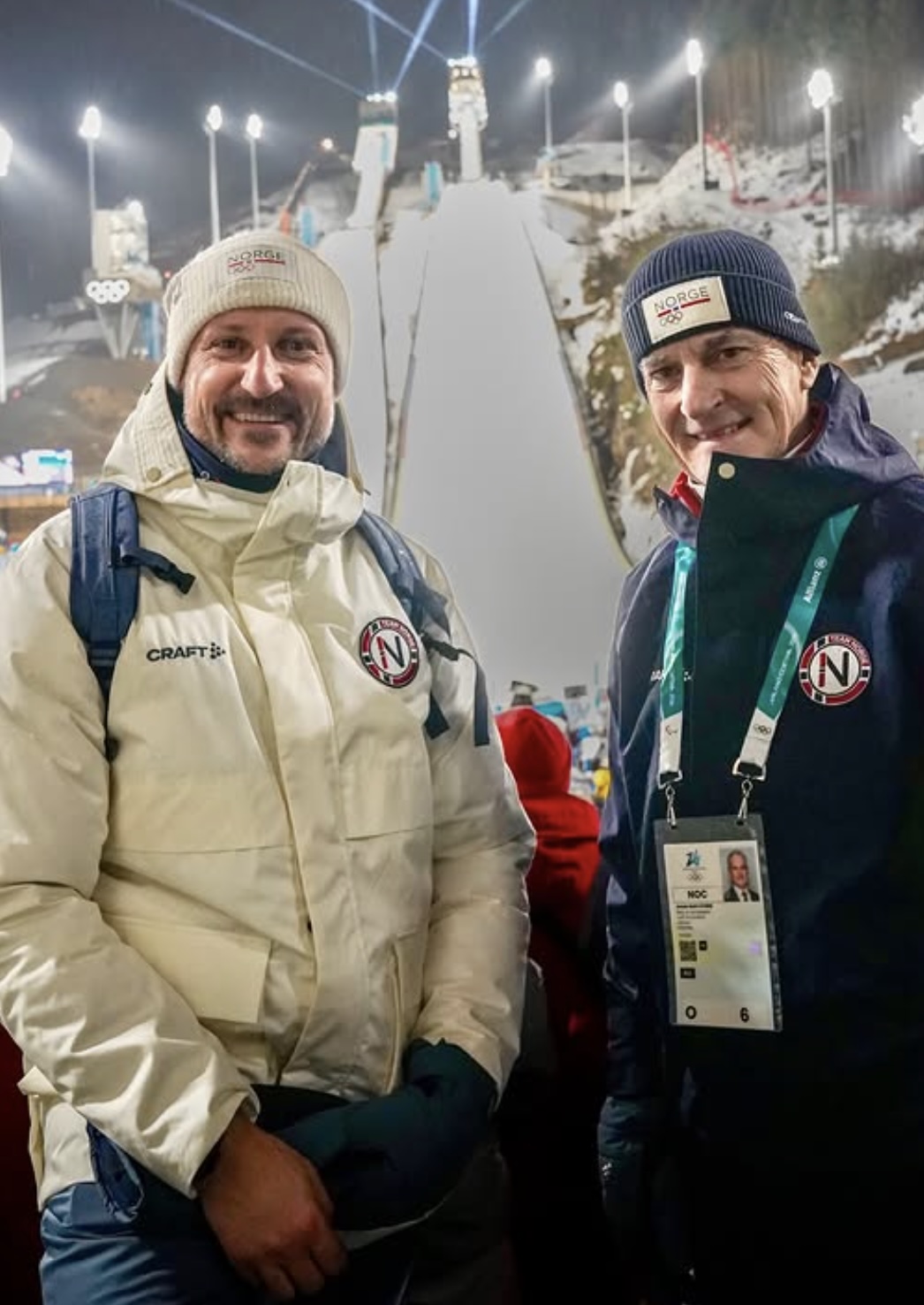 Kronprins Haakon og statsminister Jonas Gahr Støre på tribunen under OL