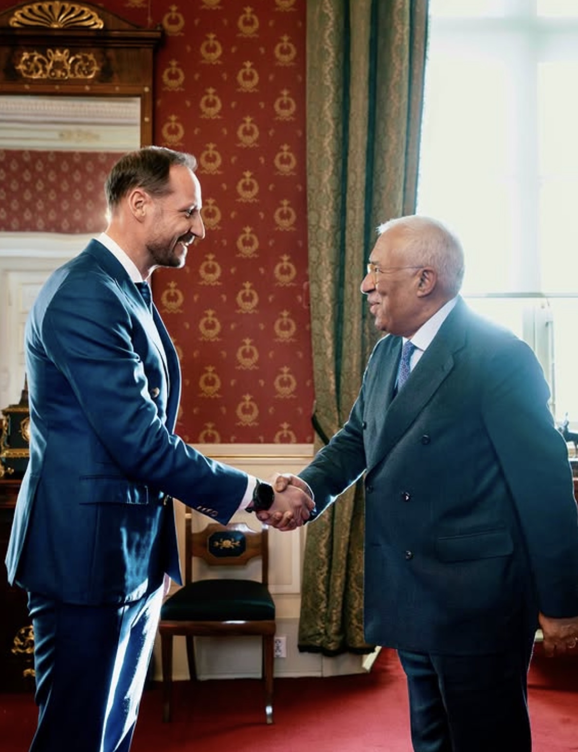 Kronprinsregent Haakon og António Costa håndhilser